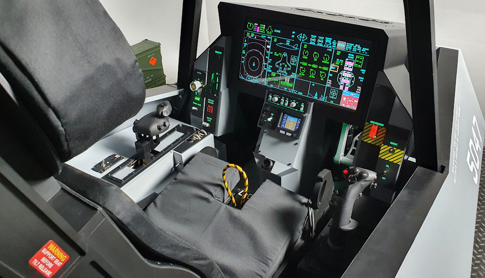 Mặc dù F-35 tự hào có các tính năng kỹ thuật số công nghệ cao, bao gồm kết hợp các cảm biến, được hỗ trợ trí tuệ nhân tạo (AI), chế độ quan sát chiến trường 360 độ, liên kết dữ liệu siêu việt... Bản thân F-35 được ví như một ''máy tính bay'' tiên tiến, nên rất có khả năng bị xâm nhập.