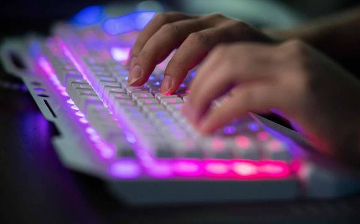 Không giống các hệ thống phòng thủ tiên tiến, hoặc các quy trình phản công, để ngăn chặn bất kỳ cuộc tấn công tên lửa nào; các cuộc tấn công mạng có thể gây hại cho máy bay chiến đấu, bằng cách làm lệch hướng bay vũ khí của phi công, hoặc phá hủy đường bay của máy bay chiến đấu.