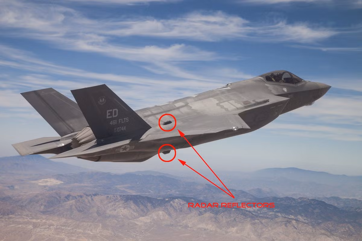 Nguyên nhân chính là máy tính điều khiển trung tâm và các thiết bị điều khiển của F-35, đều có những phần mềm chuyên dụng; tất cả đều được nối mạng với trung tâm chỉ huy; vì vậy máy bay có thể bị "cướp quyền chỉ huy", bởi những kẻ tấn công trực tuyến không xác định.