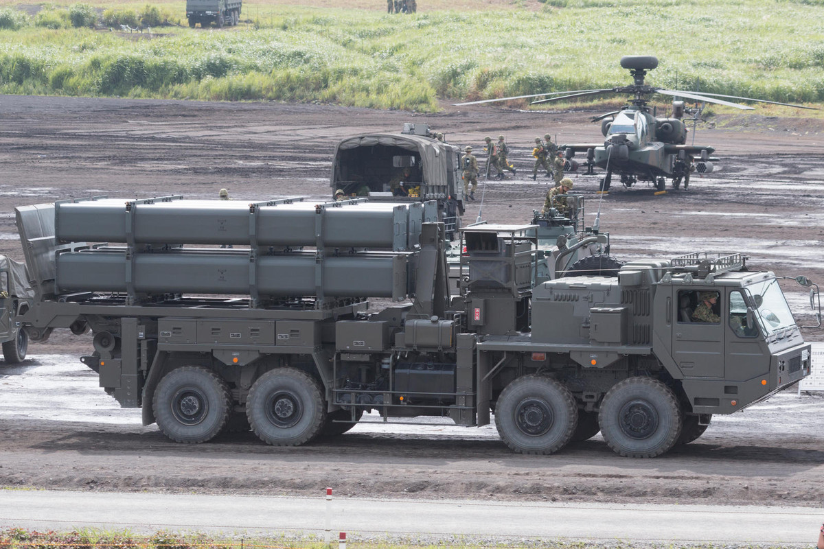 Tên lửa chống hạm Type 12 của Nhật Bản được phát triển bởi Mitsubishi Heavy Industries và được đưa vào sử dụng vào năm 2012. Type 12 nặng khoảng 700 kg, bay với tốc độ cận âm cao, tầm bắn tối đa của tên lửa đất đối đất và đối hạm là khoảng 200 km, nhỏ hơn một chút so với loạt tên lửa chống hạm YJ-83 của Trung Quốc. Nguồn: Sankei Shimbun