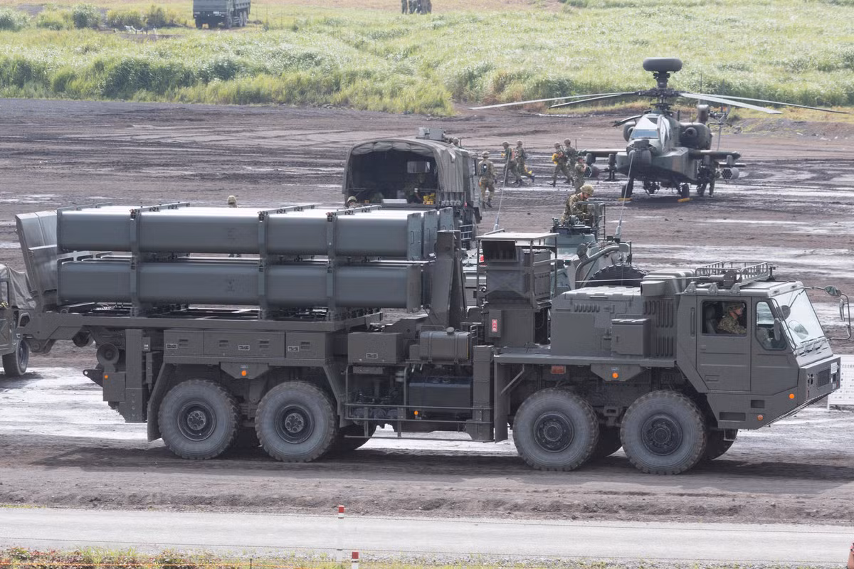 Tên lửa chống hạm Type 12 của Nhật Bản được phát triển bởi Mitsubishi Heavy Industries và được đưa vào sử dụng vào năm 2012. Type 12 nặng khoảng 700 kg, bay với tốc độ cận âm cao, tầm bắn tối đa của tên lửa đất đối đất và đối hạm là khoảng 200 km, nhỏ hơn một chút so với loạt tên lửa chống hạm YJ-83 của Trung Quốc. Nguồn: Sankei Shimbun