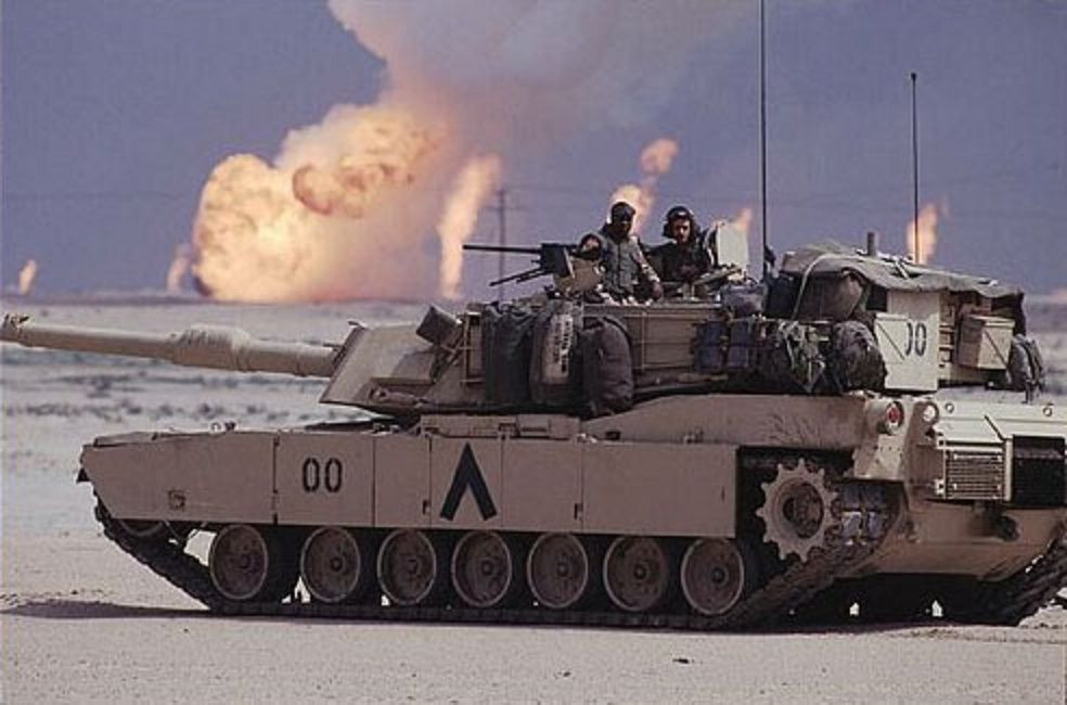 Cả M1A1 và Leopard-2 đều có khả năng đánh bại hầu hết các loại xe tăng do Nga chế tạo ở tầm trung và tầm xa, và giáp xe đủ chắc chắn để chịu được hỏa lực từ các loại pháo tiêu chuẩn 125 mm. Cả hai đều “tự hào” có hệ thống ngắm bắn vượt trội, có thể tung ra các đòn tấn công phủ đầu chống lại đối phương.