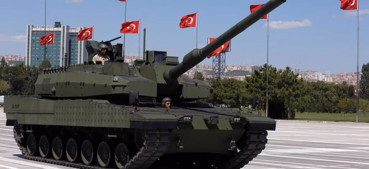 Sau lệnh cấm vận vũ khí của hầu hết các đồng minh phương Tây, Thổ Nhĩ Kỳ đã nỗ lực bắt tay vào phát triển lĩnh vực công nghiệp quốc phòng. Trong tương lai gần, Quân đội Thổ Nhĩ Kỳ sẽ thay thế xe tăng M-60 Paton và Leopard 2A4 bằng xe tăng "nhà trồng" mang tên Altay. Nguồn ảnh: Flickr.
