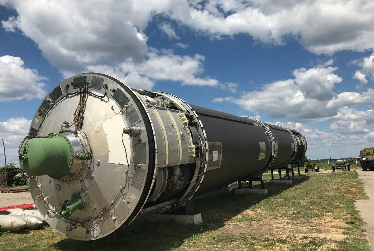 Với hầu hết các máy bay phù hợp để tiến hành các cuộc tấn công hạt nhân của Ukraine hiện đã nghỉ hưu, vì vậy chương trình hạt nhân sẽ cần phải được kết hợp với một chương trình tên lửa đạn đạo tốn kém, một chương trình đủ tinh vi để thách thức khả năng phòng thủ tên lửa của Nga.