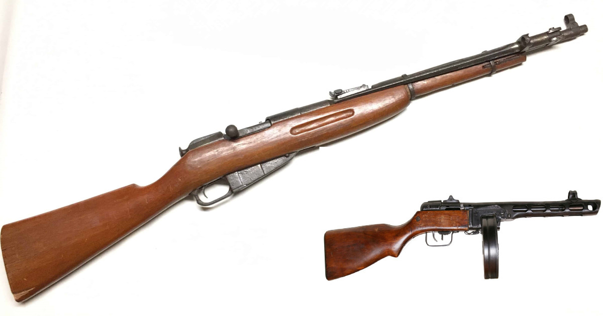 Liên Xô là luôn là quốc gia đi tiên phong trong việc phát triển các mẫu súng bộ binh; những nhà thiết kế vũ khí nhỏ của Liên Xô nhận thấy, những khẩu súng trường bắn phát một, mặc dù có tầm bắn xa, uy lực mạnh, hay những khẩu tiểu liên tốc độ bắn nhanh, nhưng uy lực kém, đều không phù hợp với điều kiện chiến tranh.