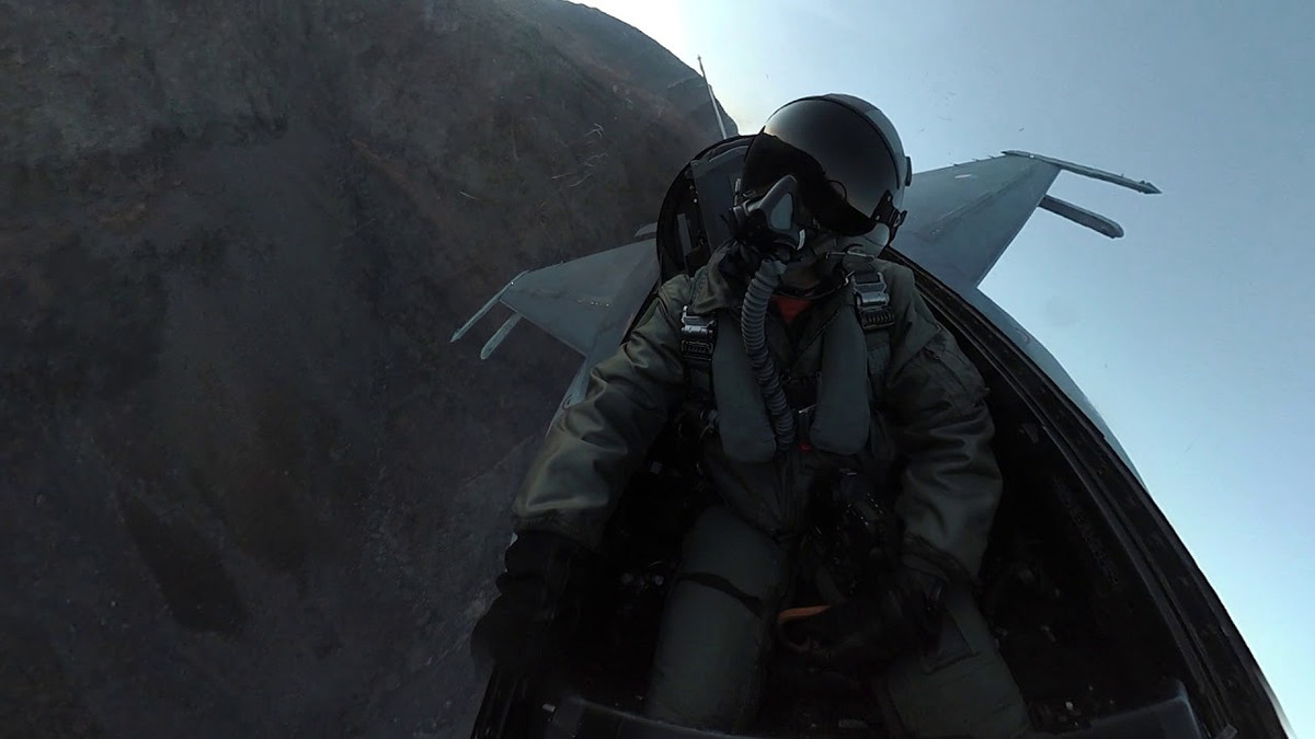 Trong các loại máy bay chiến đấu khác, yêu cầu phi công phải thường xuyên quan sát các màn hình, hoặc đồng hồ hiển thị thông số của máy bay, thì nay nó được hiển thị trên kính của mũ bay; giúp giảm đáng kể thời gian phản ứng của phi công.