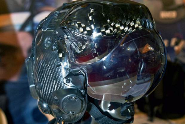 Sau khi quá trình quét hoàn tất, màn hình quang học của mũ bảo hiểm phải được căn chỉnh hoàn hảo với mắt của phi công và kỹ thuật viên sẽ tính toán khoảng cách giữa các đồng tử của phi công, để kiểm soát lỗi căn chỉnh trong vòng 2 mm. 