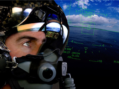 Như vậy với chiếc mũ bay "không tưởng" này, cho phép phi công F-35 ngồi trong buồng lái, không cần phải "quay ngang, quay ngửa", mà vẫn có khả năng nhận biết toàn diện và "nhìn xuyên thấu" 360 độ môi trường chiến đấu xung quanh. Đó là lý do tại sao chiếc mũ bay của phi công F-35 lại có giá đắt ngang ngửa một chiếc siêu xe Ferrari. 