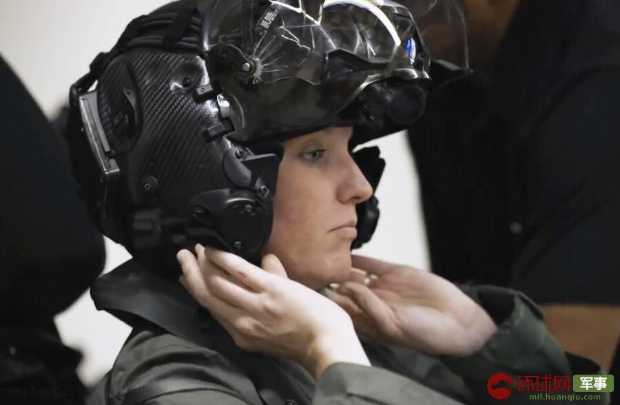 Giả sử bạn đã sở hữu nó, bước đầu tiên là bạn phải tiến hành kiểm tra để chiếc mũ bay này, có phù hợp với hình dạng của đầu bạn. Sau đó, bạn cần giữ trọng lượng của mình và kiểm tra mũ bay này ba lần một năm, để đảm bảo nó luôn vừa với đầu của người sử dụng.