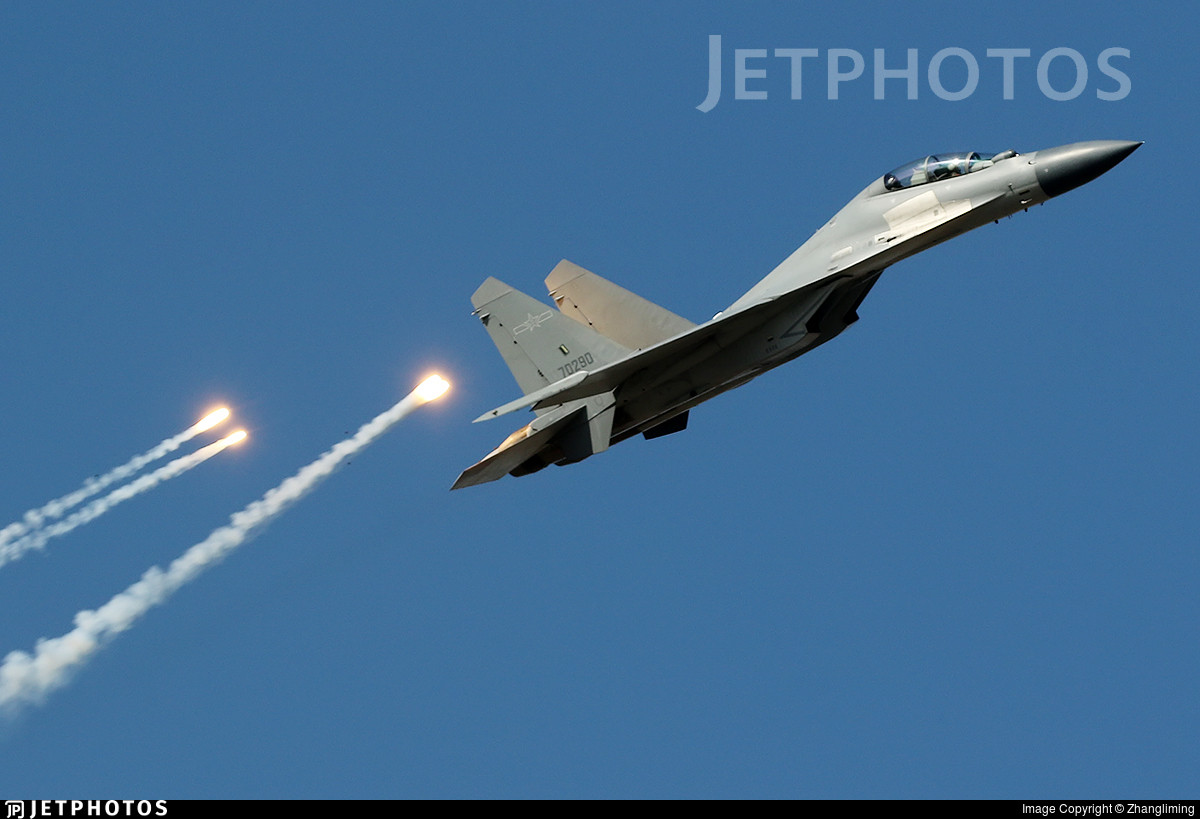 Phiên bản J-16 được ví là Su-35 của Trung Quốc, có cấu hình ghế đôi, là loại chiến đấu cơ đa chức năng, sử dụng nhiều công nghệ thế hệ tiếp theo hơn, như radar AESA trang bị cho máy bay, tên lửa PL-15 dẫn đường bằng radar AESA và lớp phủ tàng hình.