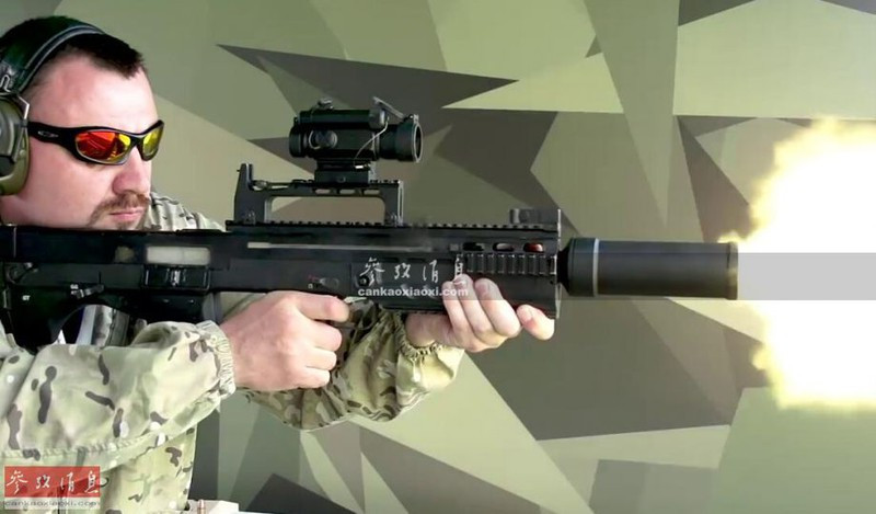 “Đạn của nó có sơ tốc lớn và chất lượng xuyên tốt. Tuy nhiên, chúng nhẹ hơn và không đủ động năng để vượt qua các chướng ngại vật rắn. Ash-12 mạnh hơn ở cự ly ngắn, sử dụng những viên đạn nặng và có động năng lớn, có thể xuyên qua các bức tường (có độ dày nhất định); nhưng đồng thời, mất động năng trên cự ly xa”, chuyên gia nói.