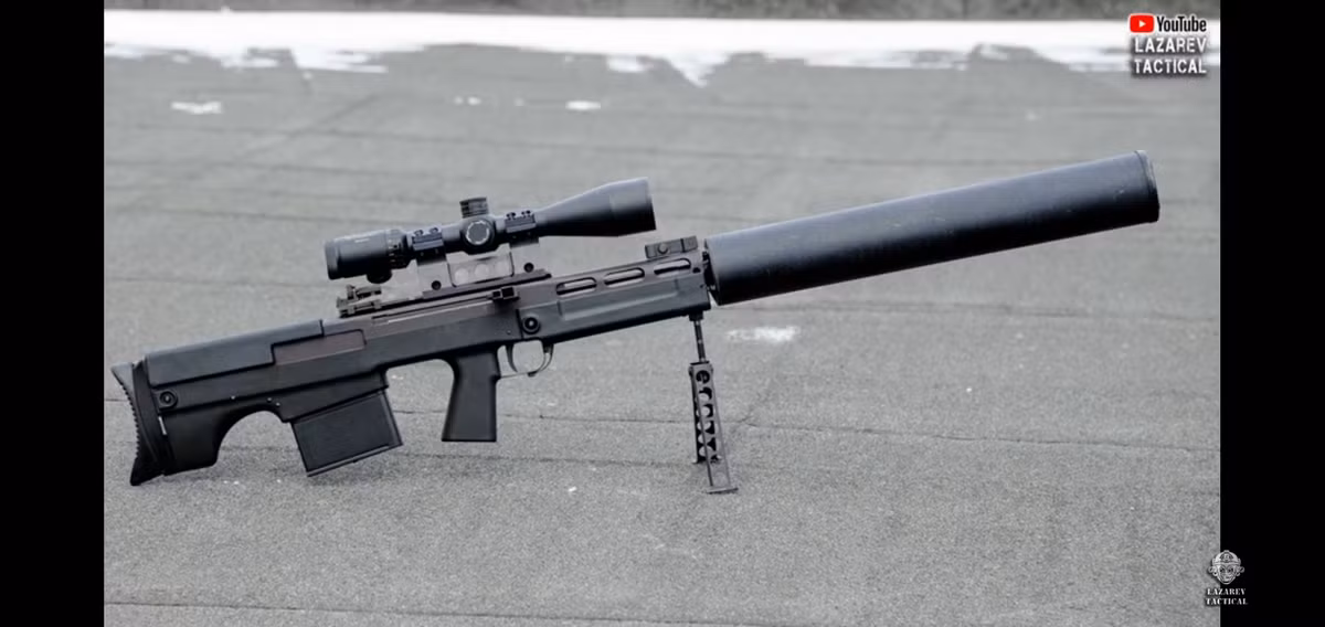 Súng có hai ống giảm thanh có thể tháo rời dễ dàng; một ống lớn có thể so sánh với kích thước của Ash-12 và một cái nhỏ hơn. Đáng ngạc nhiên là ống giảm thanh lớn hơn, sẽ cân bằng trọng lượng của vũ khí và giúp cho việc ngắm bắn các mục tiêu ở khoảng cách xa dễ dàng hơn.