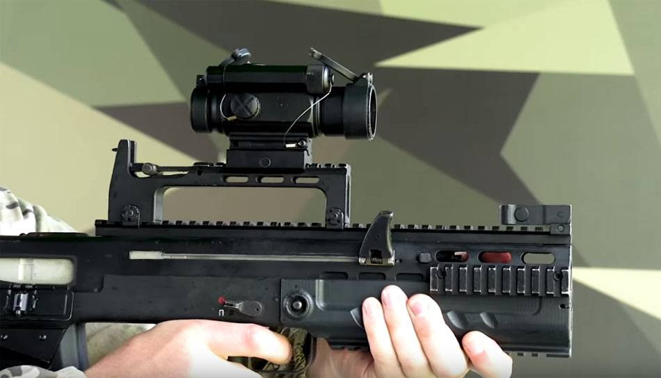 Các phiên bản hiện đại của Ash-12 có các khe ray Picatinny ở phía trên để lắp kính ngắm quang học và phía dưới để lắp đèn pin hoặc súng phóng lựu.