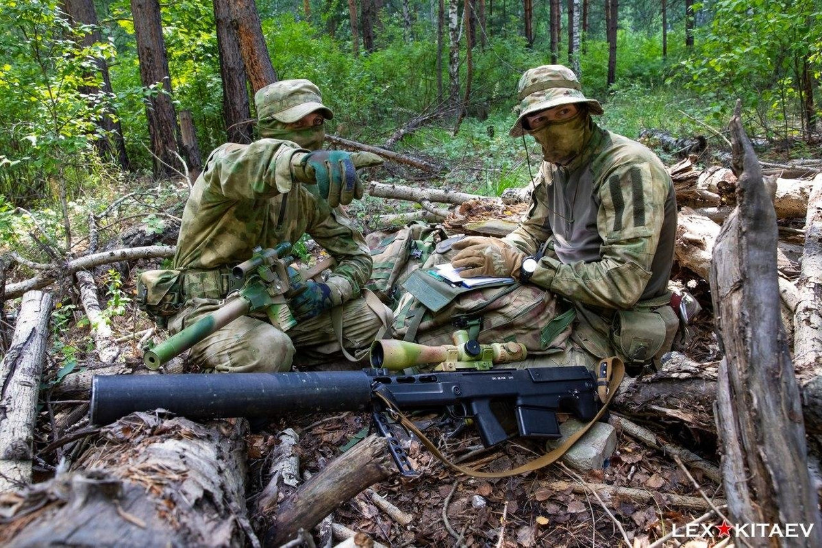 Khẩu Ash-12 trông sắc sảo và đơn giản hơn về mặt cơ học so với các loại tương tự của Mỹ, được thiết kế dựa trên nền tảng súng tiểu liên AR-15 và được trang bị đạn .450 Bushmast hoặc .50 Beowulf.