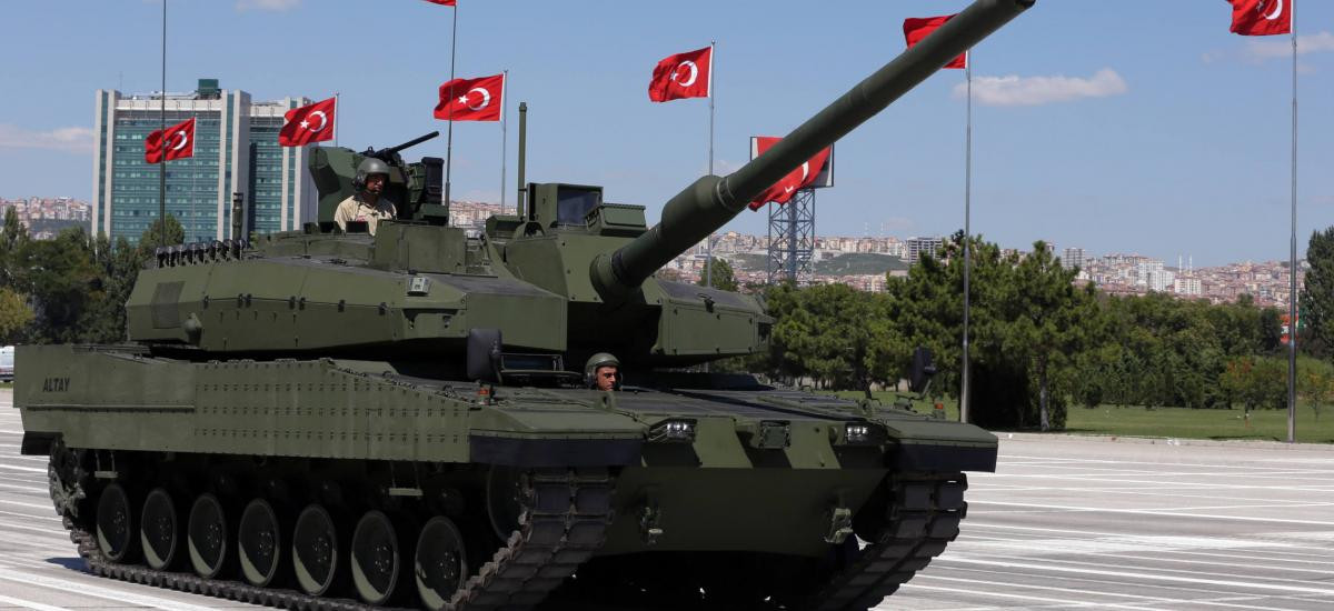 Người Thổ Nhĩ Kỳ đã bắt đầu dự án xe tăng chiến đấu Altay từ nhiều năm trước với hai mục tiêu chính, thay thế số xe tăng của họ và xuất khẩu ra nước ngoài. Nhưng nhiều thông số của xe tăng Altay, không đáp ứng được yêu cầu Ấn Độ.
