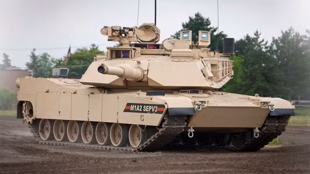 Mỹ chỉ có thể cung cấp M1 Abrams, và loại xe tăng này đang tiếp tục được hiện đại hóa với phiên bản mới nhất của M1A2 SEP V3. Tuy nhiên một số yêu cầu của Ấn Độ như về trọng lượng, khả năng hoạt động trong mọi điều kiện địa hình (nhất là khu vực cao nguyên), M1A2 hoàn toàn không đáp ứng.
