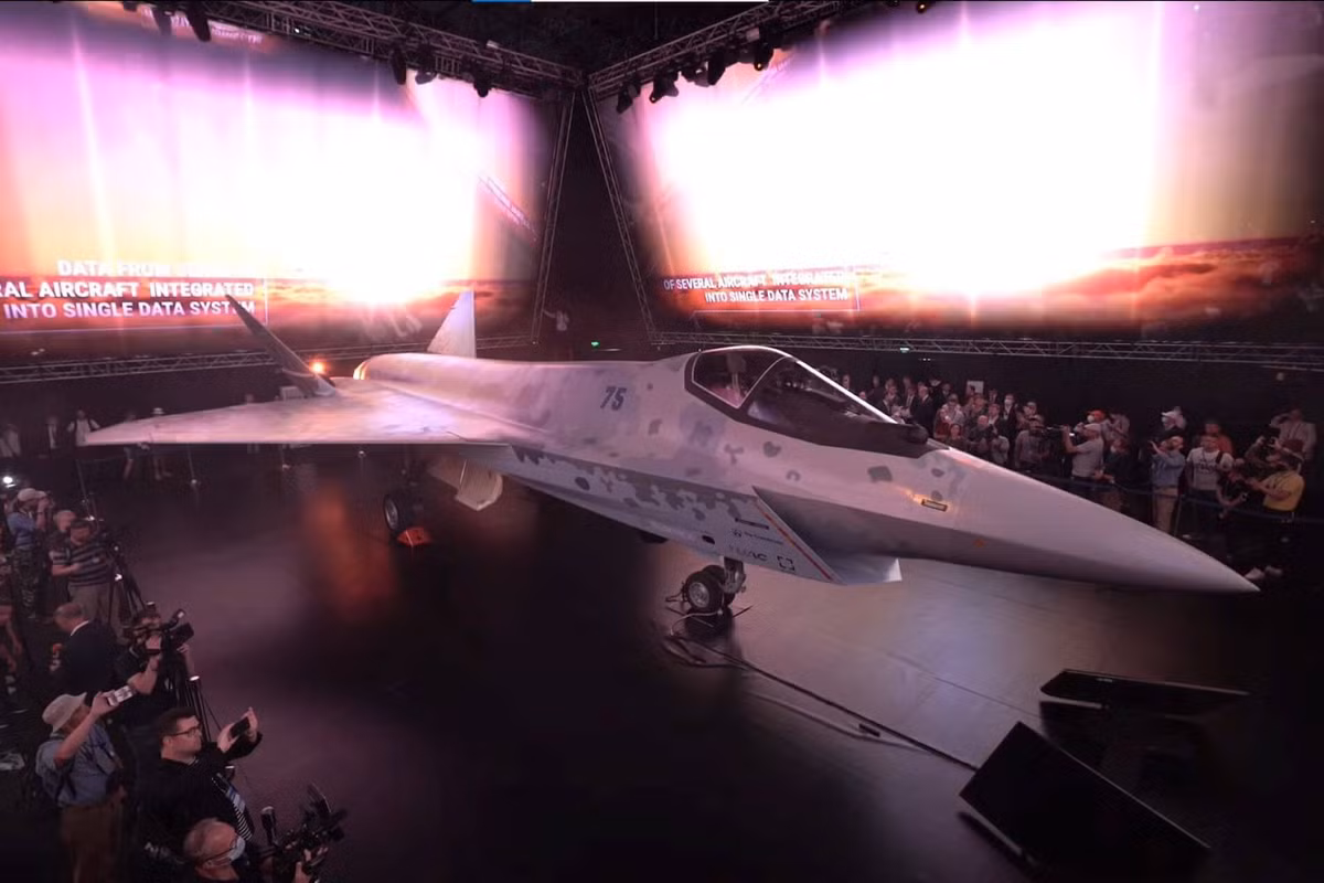 Có khả năng, Su-75 Checkmate sẽ là máy bay nhẹ nhất trong số các máy bay chiến đấu thế hệ thứ 5, chỉ tương đương với trọng lượng của tiêm kích JAS-39 Gripen của Thụy Điển và tiêm kích JF-17 Fierce Dragon do Trung Quốc và Pakistan hợp tác phát triển.