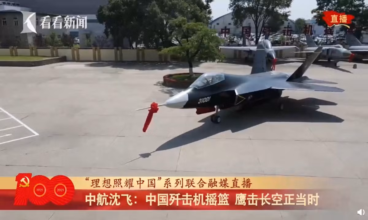 Máy bay chiến đấu FC-31 đã thực hiện các chuyến bay thử nghiệm từ 8 năm trước, và ít nhất hai đến ba nguyên mẫu đã được sản xuất. Nếu tính về tiến độ, FC-31 đã đi trước Su-75 Checkmate một bước. Tuy nhiên với năng lực của Sukhoi, chưa chắc FC-31 đã có mặt trên thị trường quốc tế trước Su-75 Checkmate.