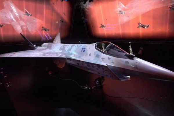 Máy bay chiến đấu tàng hình một động cơ thế hệ thứ năm Su-75 Checkmate của Nga, có tốc độ tối đa từ Mach 1,8 đến Mach 2; tầm bay 3.000 km và trọng tải 7.400 kg. Nguyên mẫu dự kiến bay lần đầu tiên vào năm 2023 và việc giao hàng sẽ bắt đầu vào năm 2026.