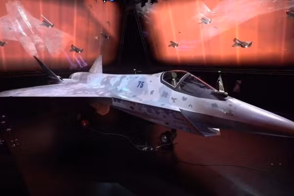 Máy bay chiến đấu tàng hình một động cơ thế hệ thứ năm Su-75 Checkmate của Nga, có tốc độ tối đa từ Mach 1,8 đến Mach 2; tầm bay 3.000 km và trọng tải 7.400 kg. Nguyên mẫu dự kiến bay lần đầu tiên vào năm 2023 và việc giao hàng sẽ bắt đầu vào năm 2026.