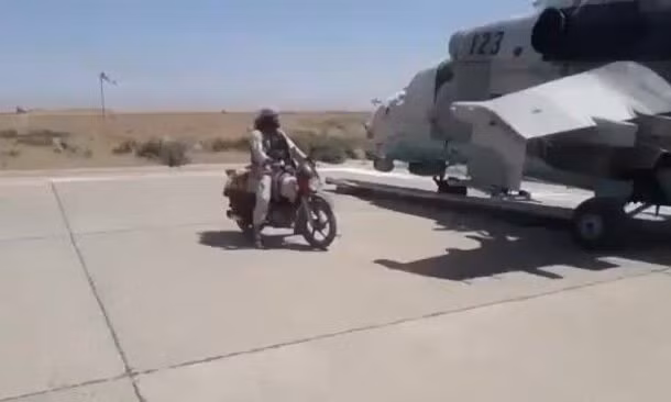 Một lý do khiến Taliban có thể chiếm đất nhanh chóng, là không quân Afghanistan gần như hết vũ khí. Vì vậy Taliban dù có chiếm được một số máy bay, cũng chỉ những món quà lưu niệm giống như chiến tích, nhưng không hữu ích.