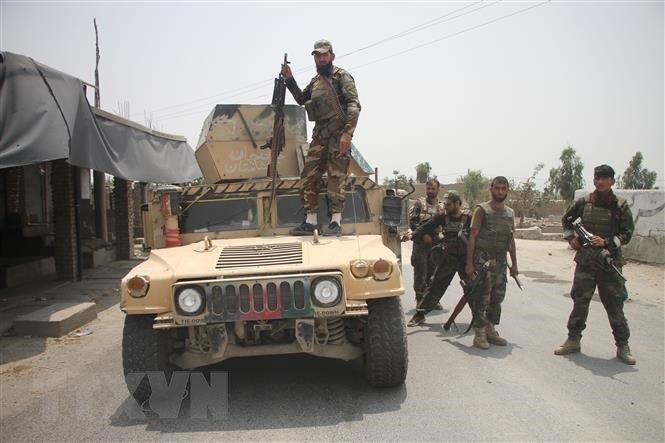 Khi Mỹ giúp xây dựng Quân đội Afghanistan, do địa hình Afghanistan 95% là đồi núi cao hiểm trở. Bên cạnh đó, Afghanistan không phải đối mặt với sự đe dọa của các quốc gia láng giềng; nên Mỹ đã giúp xây dựng mô hình quân đội theo hướng bộ binh nhẹ.