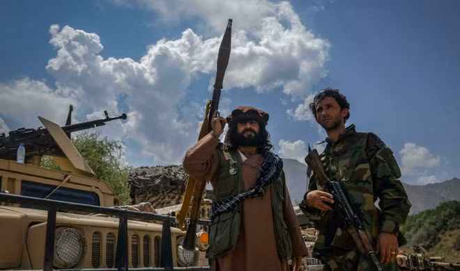 Do quân chính phủ Afghanistan thiếu xe tăng và xe bọc thép, nhưng Taliban cũng không có các loại tên lửa chống tăng. Hỏa lực chống tăng chủ yếu của Taliban vẫn là RPG và ĐKZ. Do đó, nguồn vũ khí hạng nặng duy nhất của Taliban hiện nay có được, là chính từ kho vũ khí của Quân đội Afghanistan.