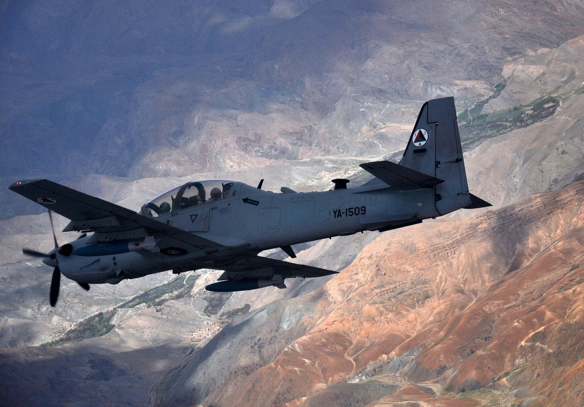 Còn về lực lượng không quân, hiện nay ¼ số máy bay đã chạy sang Uzbekistan, còn hầu hết các máy bay còn lại rất khó cất cánh do không được bảo dưỡng. Thậm chí nhiều nhân viên kỹ thuật của Afghanistan còn cố tình tháo dỡ các bộ phận máy bay trước khi tháo chạy.