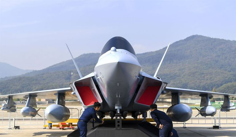 Tiêm kích F-22 Raptor của Mỹ được hoàn thiện cách đây 10 năm, nhưng nó vẫn giữ danh hiệu máy bay chiến thuật phức tạp và đắt nhất thế giới. Tình trạng này được phản ánh một cách rõ ràng trong các chi tiết cụ thể về vận hành, bảo trì và hiện đại hóa. Đặc biệt, cần một quá trình sửa chữa, tu bổ từng bước lâu dài và liên tục.