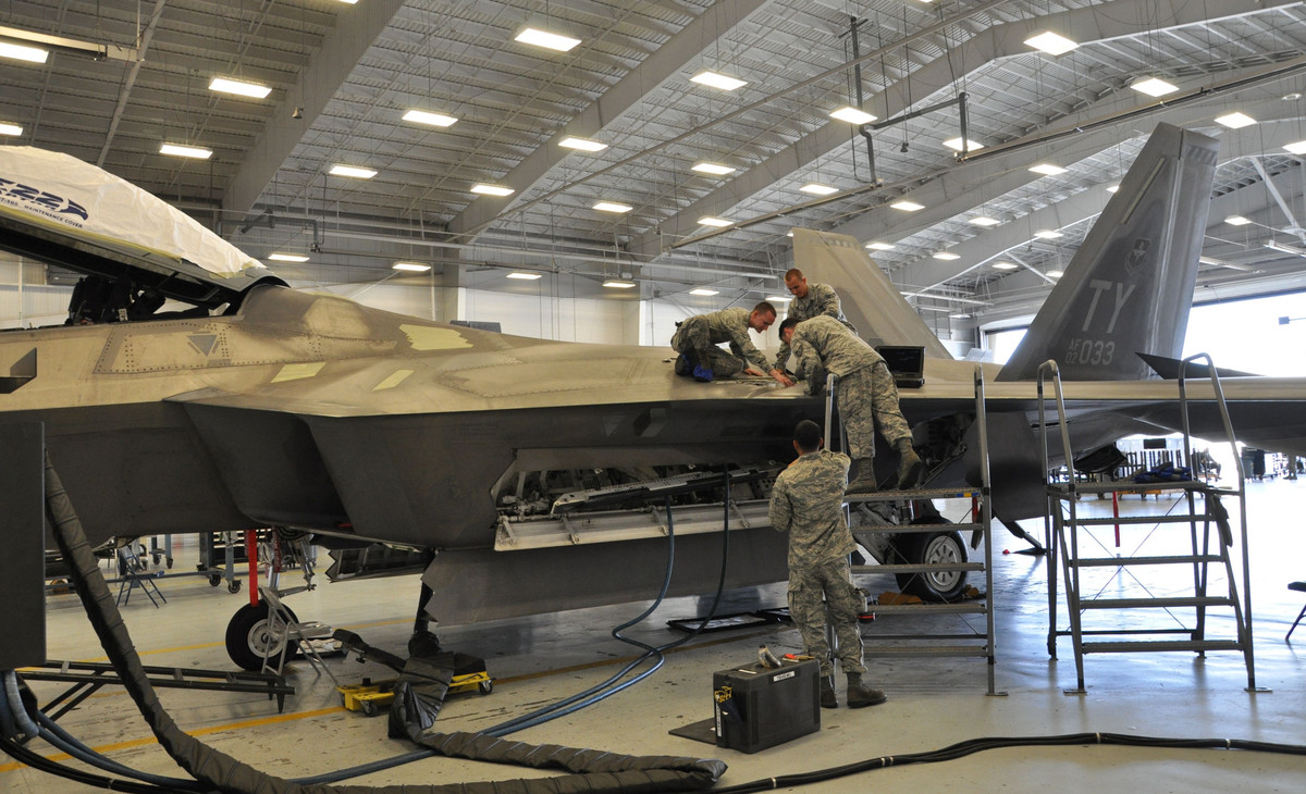 Chương trình nâng cấp F-22 Raptor do một số tổ chức thực hiện. Công việc chính được giao cho phi đội bảo dưỡng 574, đơn vị này đã tiếp nhận đầy đủ trang thiết bị phục vụ công tác kiểm tra, sửa chữa trang bị. Ngoài ra, Lockheed Martin và Boeing, là nhà sản xuất hàng loạt, cũng đóng một vai trò lớn trong chương trình.