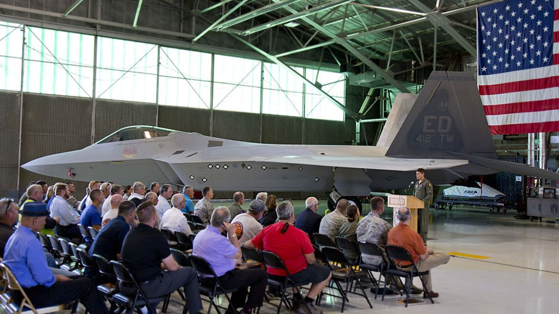 Chiếc chiến đấu cơ F-22 Raptor đầu tiên đạt trạng thái sẵn sàng hoạt động và được biên chế vào đơn vị chiến đấu chính thức từ năm 2004. Có thể dễ dàng tính toán rằng, những chiếc máy bay này đã hoạt động trong hơn 15 năm và điều này ảnh hưởng không nhỏ đến tình trạng hoạt động của máy bay.