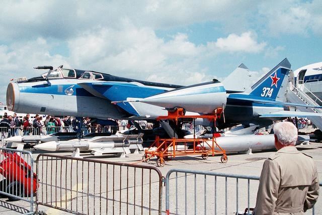 MiG-31M cũng được trang bị mạnh hơn với số tên lửa máy bay tăng từ 4 lên 6 tên lửa và hệ thống tìm kiếm mục tiêu hồng ngoại; ngoài ra, hệ thống điện tử hàng không, hệ thống điều khiển và các biện pháp đối phó tác chiến điện tử mới, các hệ thống phòng thủ riêng lẻ, được hợp nhất thành hệ thống phòng thủ toàn diện.
