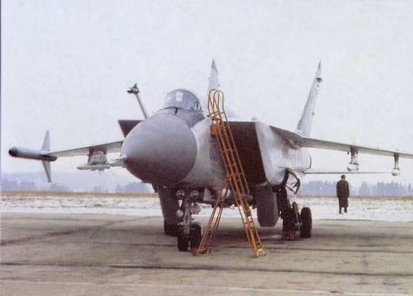 Nhưng do khó khăn về kinh tế, chương trình MiG-31M đã bị hủy bỏ vào năm 1995 sau nhiều lần bay thử thành công. Điều này đã ngăn cản Nga theo đuổi những nâng cấp đầy tham vọng đối với loại tiêm kích này. Thay vào đó, Nga tập trung vào việc hiện đại hóa máy bay chiến đấu hạng nặng Su-27, cho mục đích sử dụng riêng và xuất khẩu.