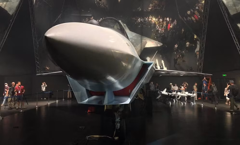 Su-75 sử dụng cửa hút khí kiểu biến tần (DSI) ở phía dưới máy bay, thiết kế không chỉ đảm bảo cung cấp luồng không khí ổn định cho động cơ trong quá trình hoạt động, mà còn che được cánh tuabin động cơ khỏi sóng radar, từ hầu hết các góc độ; giúp Su-75 nâng cao khả năng tàng hình.