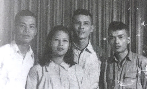 Thuở nhỏ, do truyền thống và điều kiện gia đình, ông theo học trường Quốc học Huế, nơi cha ông làm quan tại đây. Khi cha ông sang Pháp công tác, ông theo học 4 năm tại trường Lycée de la Providence. Sau khi về nước, ông học thêm 4 năm nữa tại trường Trung học Khải Định. Sau khi đỗ tú tài năm 1942, ông ra Hà Nội học Trường Cao đẳng Y khoa Đông Dương.