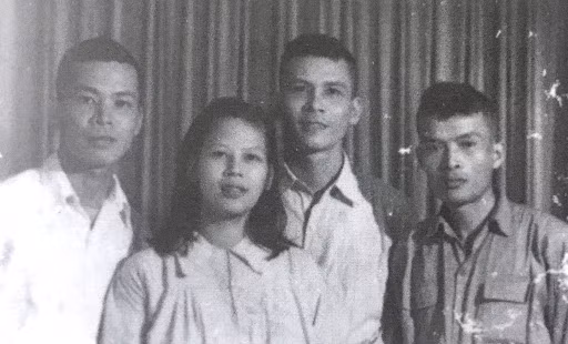 Thuở nhỏ, do truyền thống và điều kiện gia đình, ông theo học trường Quốc học Huế, nơi cha ông làm quan tại đây. Khi cha ông sang Pháp công tác, ông theo học 4 năm tại trường Lycée de la Providence. Sau khi về nước, ông học thêm 4 năm nữa tại trường Trung học Khải Định. Sau khi đỗ tú tài năm 1942, ông ra Hà Nội học Trường Cao đẳng Y khoa Đông Dương.