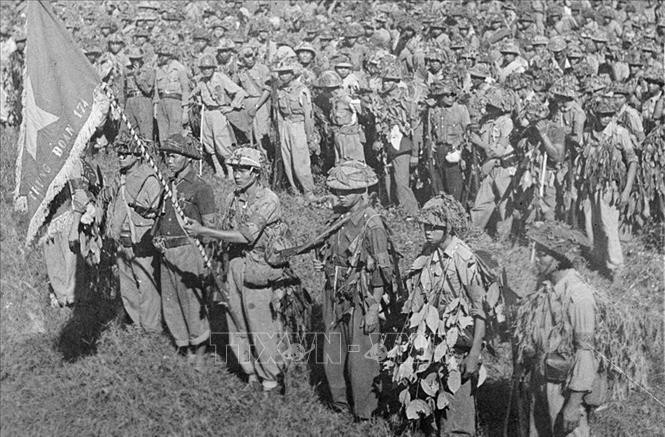 Về biệt danh “Hùm xám đường 4”. Năm 1947, Đặng Văn Việt được cử làm Chỉ huy trưởng Mặt trận đường 4. Năm 1948, ông kiêm chức Trung đoàn trưởng Trung đoàn 28, ông đã chỉ huy quân đội Việt Minh hoạt động dọc tuyến đường số 4 từ Quảng Ninh đến Cao Bằng.