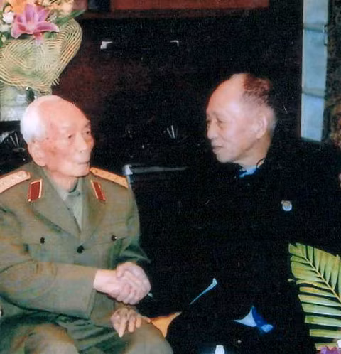 Đặc biệt, với hồi ký "Đường số 4 rực lửa", ông đã được tặng giải thưởng cao nhất của Ủy ban toàn quốc Liên hiệp Văn học nghệ thuật Việt Nam vào năm 1999. Hồi ký được chính Đại tướng Võ Nguyên Giáp đích thân viết lời tựa và Đại tướng Hoàng Văn Thái viết lời giới thiệu.