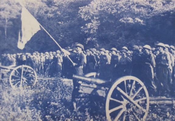 Ngay sau khi Pháp tái chiến Đông Dương, ông tham gia quân đội và trở thành một trong những chỉ huy đầu tiên của Quân đội nhân dân Việt Nam, do có nền tảng kiến thức tổng quát và quân sự cơ bản được đào tạo.