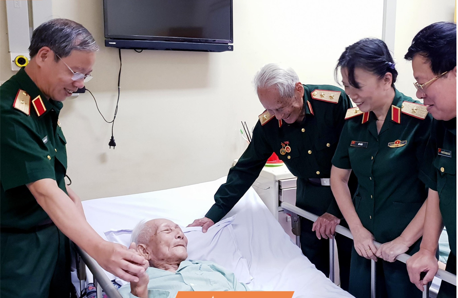 Do tuổi cao sức yếu, ông Việt đã từ trần lúc 0h 55 phút ngày 25/9/2021, tại Bệnh viện Hữu Nghị (Hà Nội), hưởng Đại thọ 102 tuổi. Theo thông tin từ gia đình: Tang lễ của Trung tá Đặng Văn Việt sẽ được tổ chức tại Nhà tang lễ Bộ Quốc phòng - số 5 Trần Thánh Tông, Hà Nội, từ 7h30 đến 8h30, ngày 27/9/2021. Nguồn ảnh: TL.