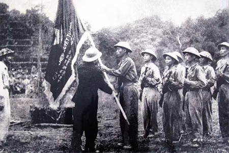 Khi quân Pháp chiếm Huế, ông được cử làm Chỉ huy trưởng Mặt trận đường số 9 (Hạ Lào 1945), rồi Chỉ huy trưởng Mặt trận đường số 7 (Thượng Lào 1946), thực hiện nhiều cuộc giao chiến làm giảm sức tiến công của quân Pháp. Sau đó, ông được điều ra Việt Bắc làm lãnh đạo Ban nghiên cứu trực thuộc Bộ Tổng tham mưu. Một thời gian ngắn ông được cử làm Chủ nhiệm Quân y.