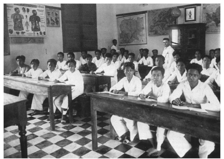 Tuy nhiên, tháng 3/1945, Nhật đảo chính Pháp tại Đông Dương, trường Y khoa phải đóng cửa. Ông cùng một số bạn hữu trở về Huế, sau đó tham gia các khóa huấn luyện của Đoàn Thanh niên tiền tuyến của Phan Anh, tham gia tổ Việt Minh bí mật trong lớp học.