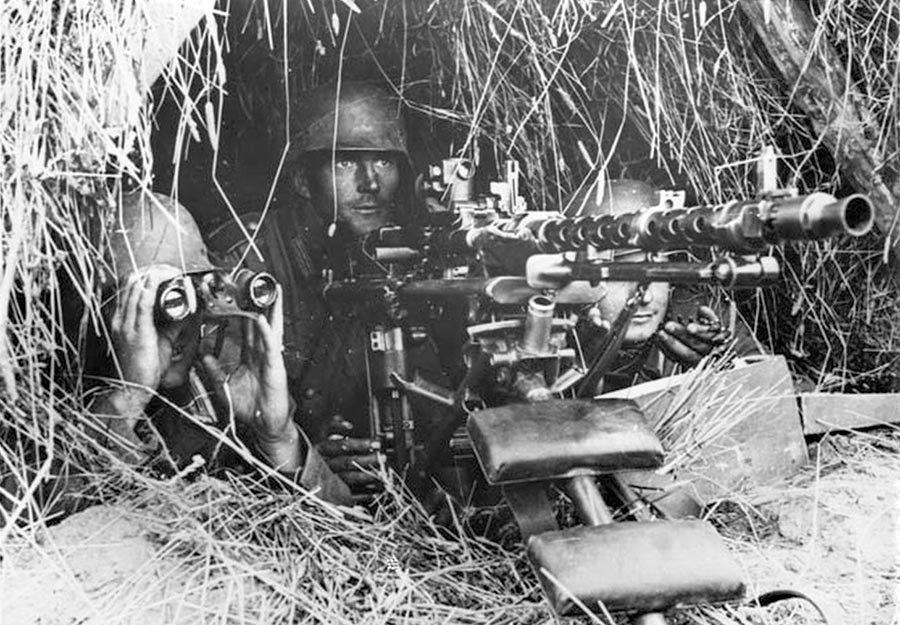 Việc đơn giản hóa sản xuất, cho phép một số lượng lớn súng máy MG 42 được sản xuất nhiều hơn, để cung cấp cho binh lính Đức và phe Trục; mặc dù thiết kế MG 34 vẫn tiếp tục được sản xuất, cho đến khi chiến tranh kết thúc.