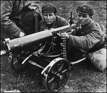 Trước chiến tranh thế giới thứ hai, súng máy là hỏa lực quan trọng của các phân đội bộ binh, nhưng thường có cấu tạo rất cồng kềnh, khả năng cơ động kém và thường phải làm mát nòng súng bằng nước.