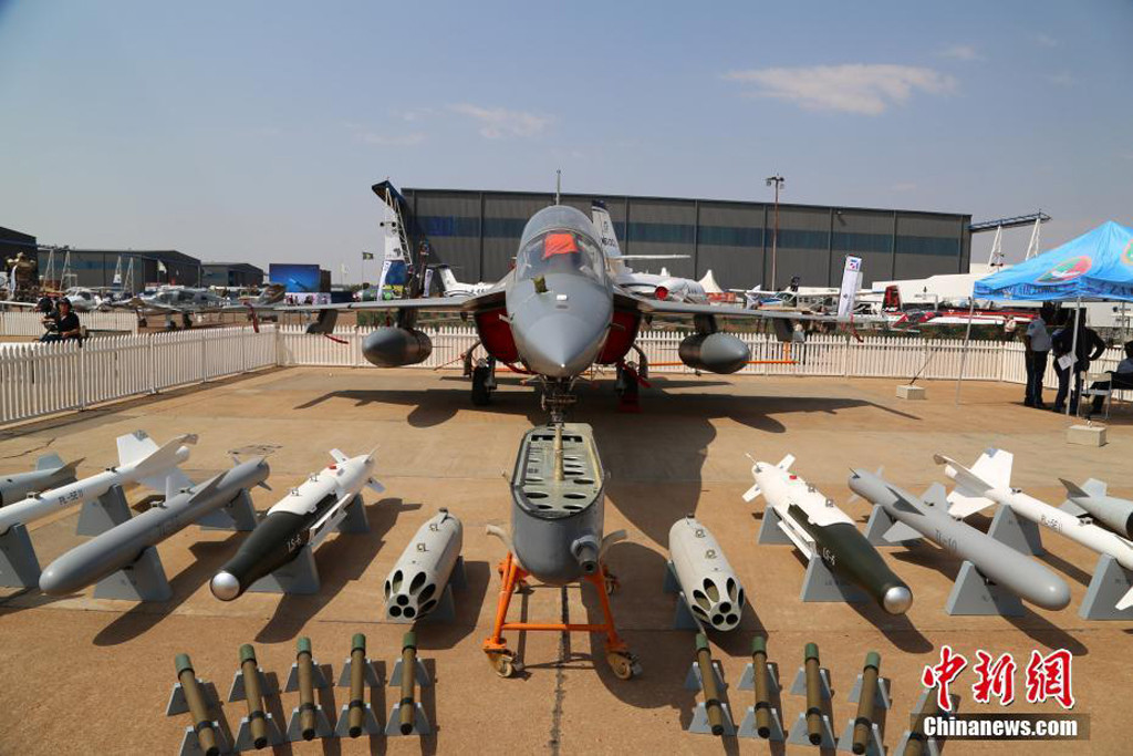 Cũng giống như máy bay huấn luyện Yak-130, bên cạnh khả năng huấn luyện cho phi công học viên, JL-10 cũng có các giá cứng để treo vũ khí giúp biến nó trở thành một cường kích hạng nhẹ tấn công mặt đất cũng như khả năng không chiến nhất định.