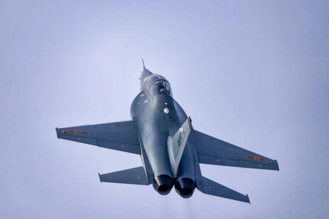 Theo giá hợp đồng được công bố giữa phía Trung Quốc và Ukraine thì giá của 1 chiếc động cơ AI-322 rơi vào khoảng 2 triệu USD. Mức giá này có thể thấy khá là tiết kiệm chi phí. Hai động cơ AI-322 trên chiếc JL-10 có đủ sức đẩy cho máy bay trọng lượng cất cánh tối đa tới 9.8 tấn