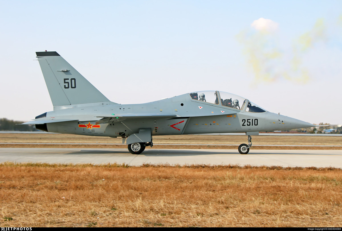 JL-10 có kíp lái 2 người, điều này dễ dàng cho việc giảng viên hướng dẫn cận kẽ cho học viên trong chuyến bay thực tế. Với thiết kế nhỏ và vô cùng hiện đại, có thể nói là JL-10 có vẻ ngoài vô cùng tương đồng với Yak-130 của Nga hay M-346 của Italia.