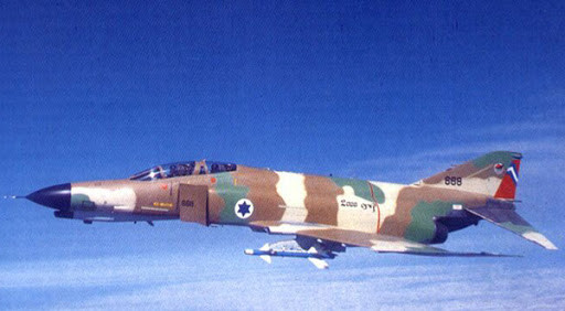 Kế hoạch đón lõng MiG-25 của người Israel đúng như dự đoán, nhưng tên lửa AIM-7 được F-4 phóng đi với tốc độ 1,4 Mach, ở độ cao 13.410 mét trong thế ngẩng cao mũi, hướng về mục tiêu. Tuy nhiên ngòi nổ vô tuyến và máy tính điều khiển hỏa lực của F-4 không thể phù hợp với mục tiêu có tốc độ quá cao và tên lửa phát nổ quá muộn.