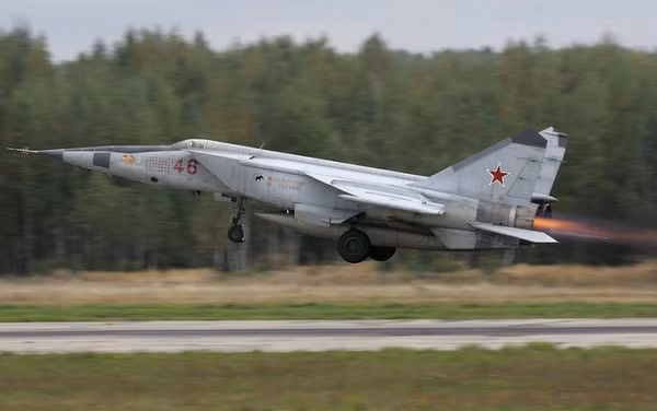 Ngày 13/10/1973, một chiếc tiêm kích MiG-25R của Liên Xô, cũng do phi công Liên Xô điều khiển, đã bay trên không phận thủ đô Tel Aviv của Israel nhiều vòng, gây náo loạn Sở chỉ huy của IAF.