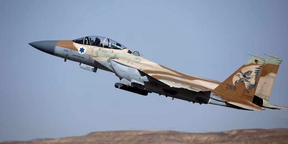 Chỉ khi Israel nhận được viện trợ máy bay chiến đấu thế hệ 4 là F-15 cho IAF năm 1976, mới chấm dứt việc những máy bay của cả Mỹ và Liên Xô xâm phạm không phận Israel; và hơn nữa, vào ngày 29/7/1981, một chiếc F-4, được hộ tống bởi F-15, đã bắn hạ một chiếc MiG-25 của Syria trên miền bắc Israel. Nguồn ảnh: Pinterest.